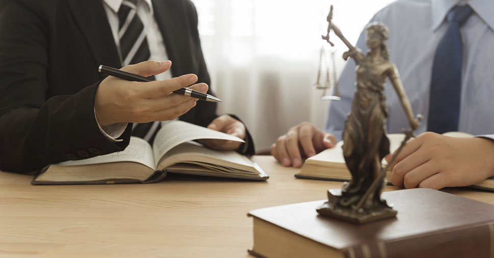 Advogado apresentado novas soluções para escritórios jurídicos