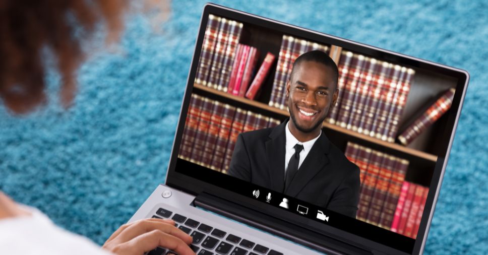Profissional trabalhando online. Entenda o que é visual law!