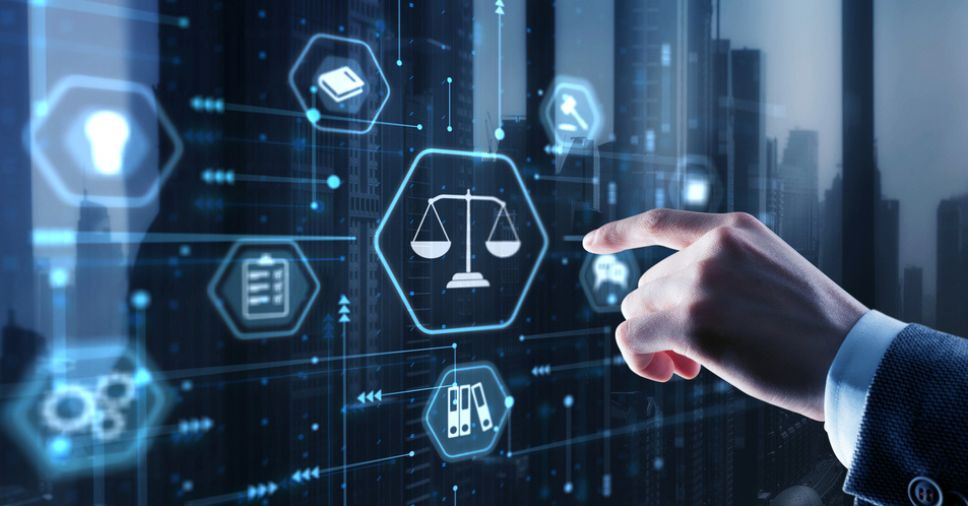 Dedo aponta para ícone de balança em interface de automação de compliance.