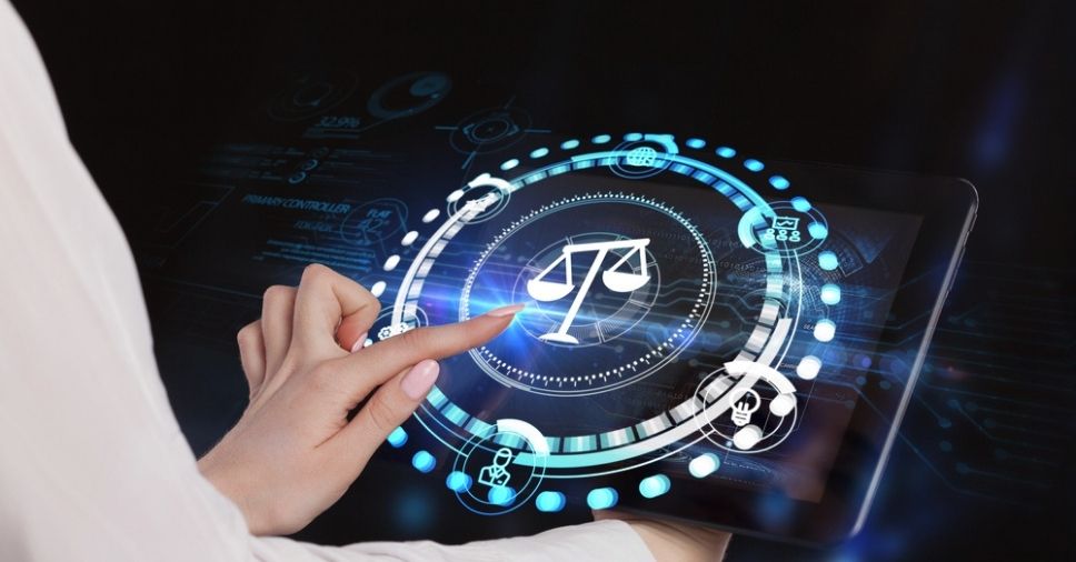 Mão segura smartphone com tela de dados ao lado de martelo da justiça para API jurídica.