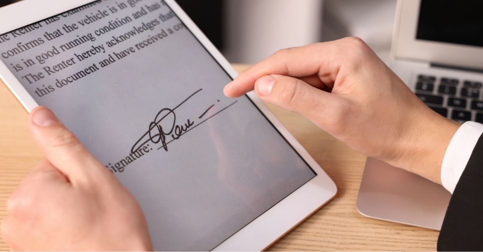 Caneta stylus e tablet digital em foco usados para a automação contratos jurídicos.