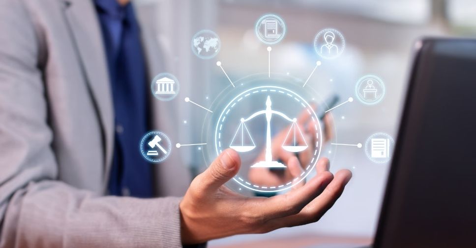 Profissional com interface digital focada na tomada de decisões com inteligência de dados.