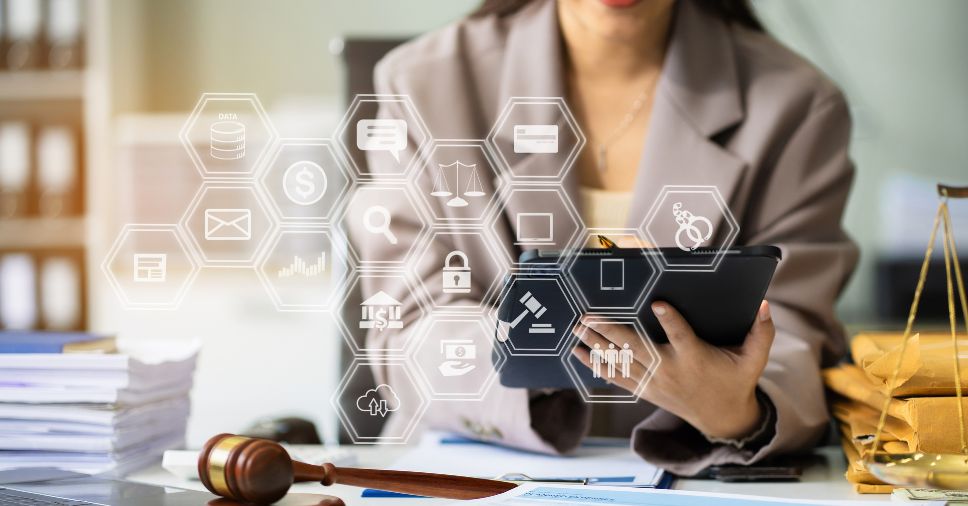 Advogada usa tablet com ícones digitais em automação em portais do Judiciário.